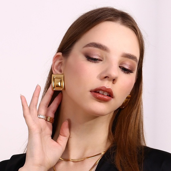 18K Gold Rectangular Earrings*Statement Earrings*Old Money Earrings - Picture 10 of 11